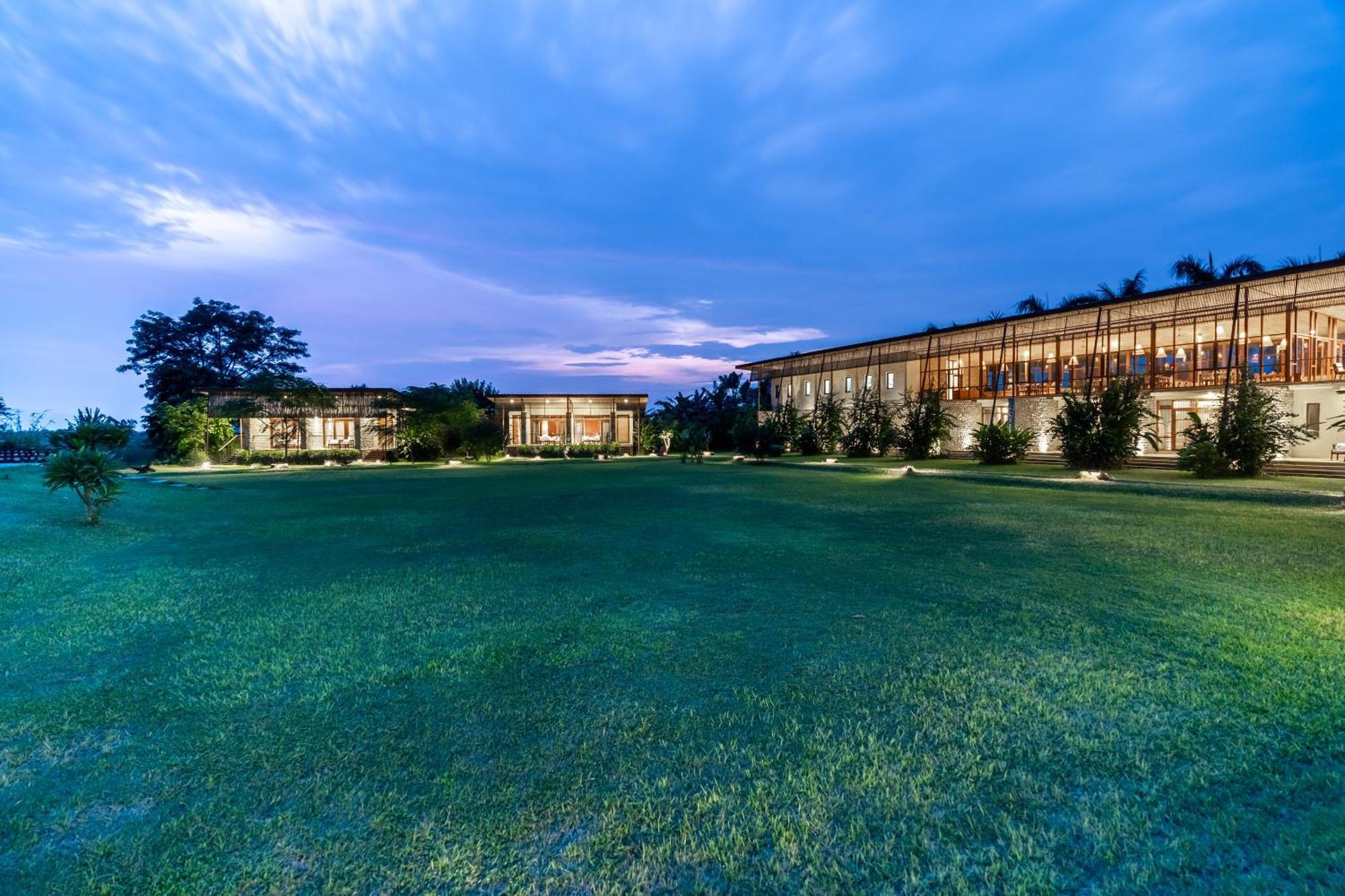 Sanctuary Chitwan National Park Hotel Ngoại thất bức ảnh