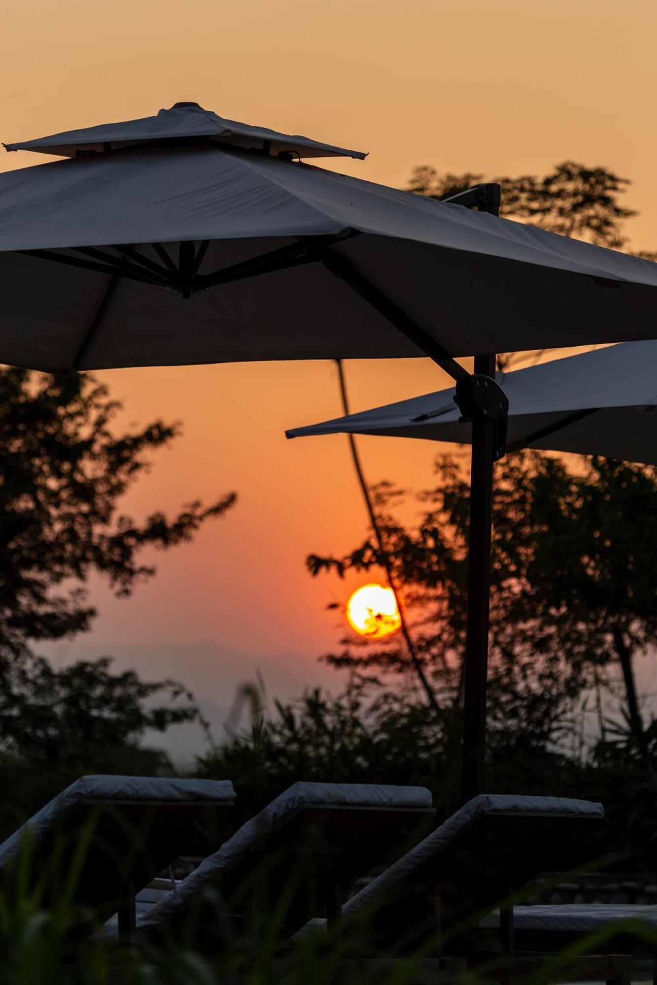 Sanctuary Chitwan National Park Hotel Ngoại thất bức ảnh